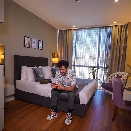 Homey Airport 4*